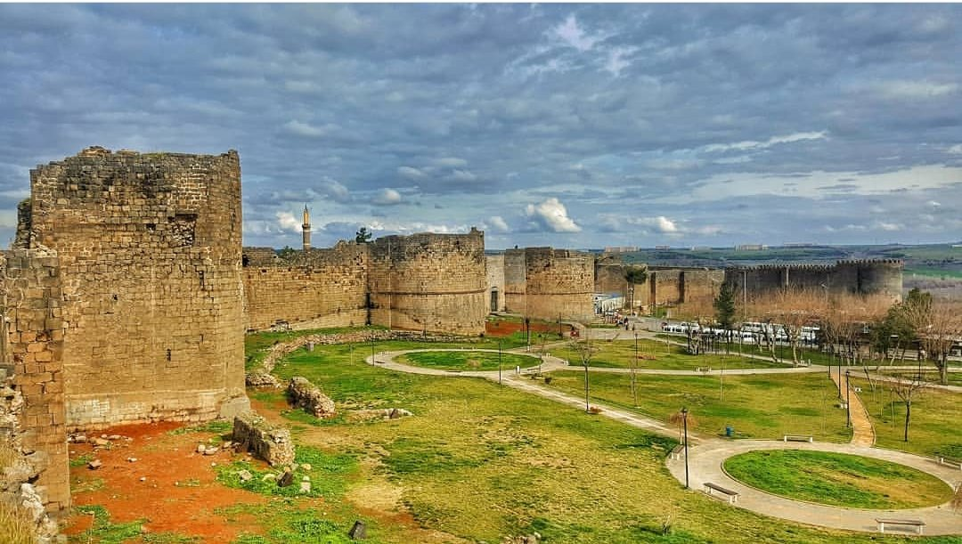 Dikranagert’in tarihi surları kaderine terk edildi