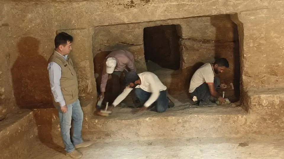 Definecilerin kaçak kazı yaptığı alanda, Roma dönemine ait mezarlar bulundu