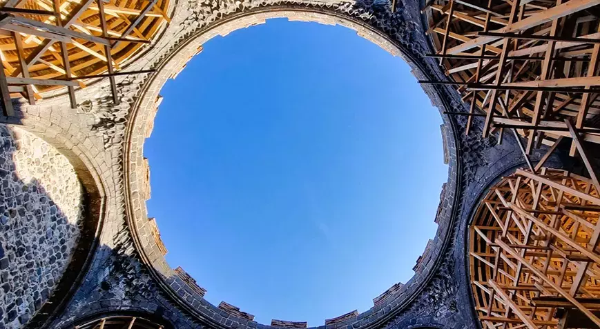 Depremde ağır hasar alan 1600 yıllık kilise için harekete geçildi