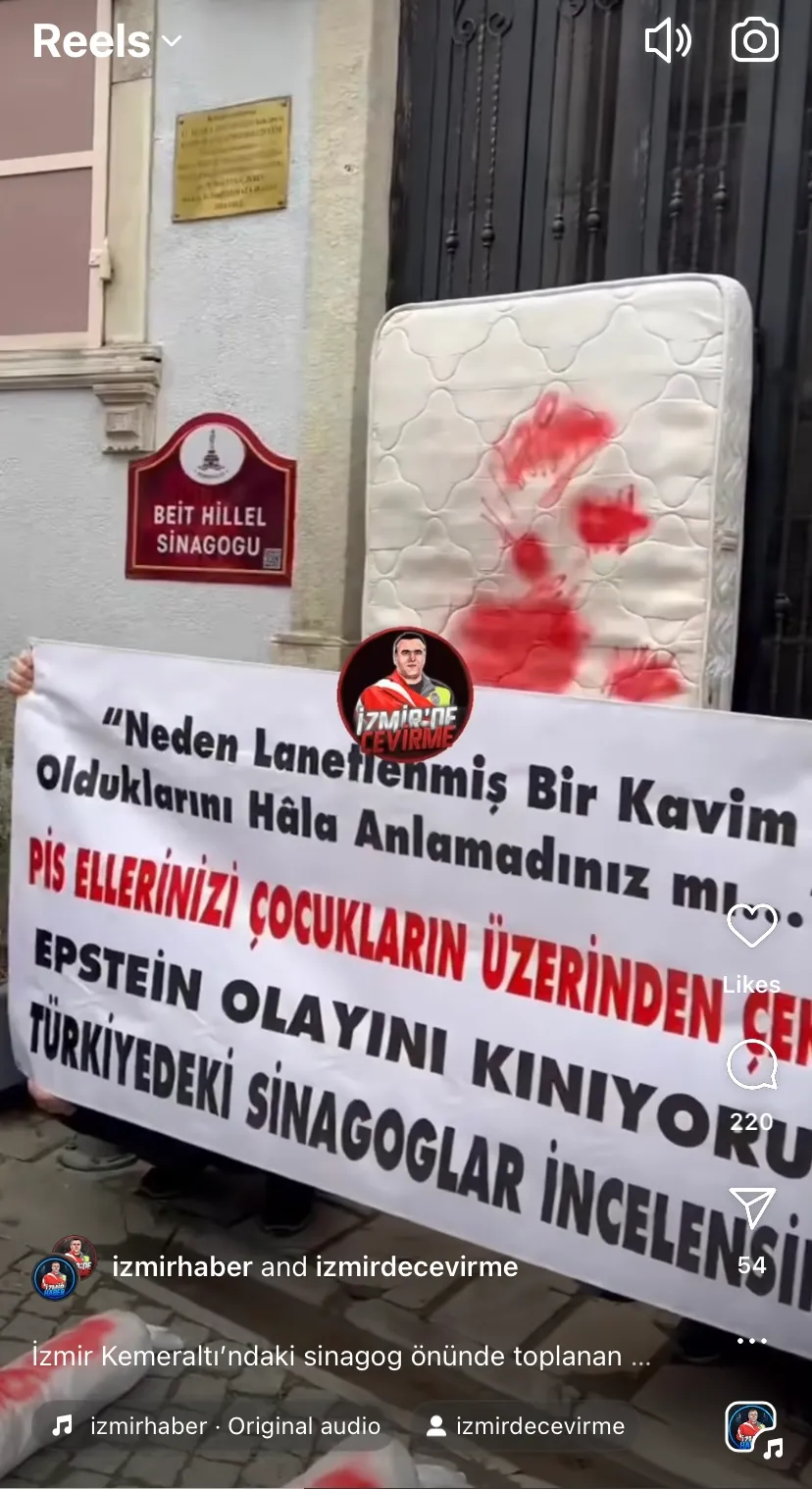İzmir Beit Hillel Sinagogu önünde komplo teorilerinden esinlenmiş protesto