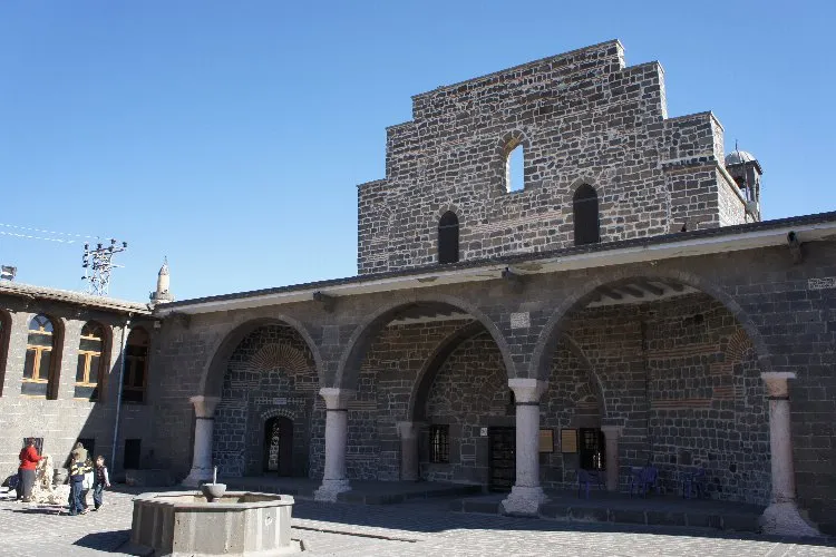 Bazalt taşından inşa edilmiş bazilika: Diyarbakır Meryem Ana Kilisesi