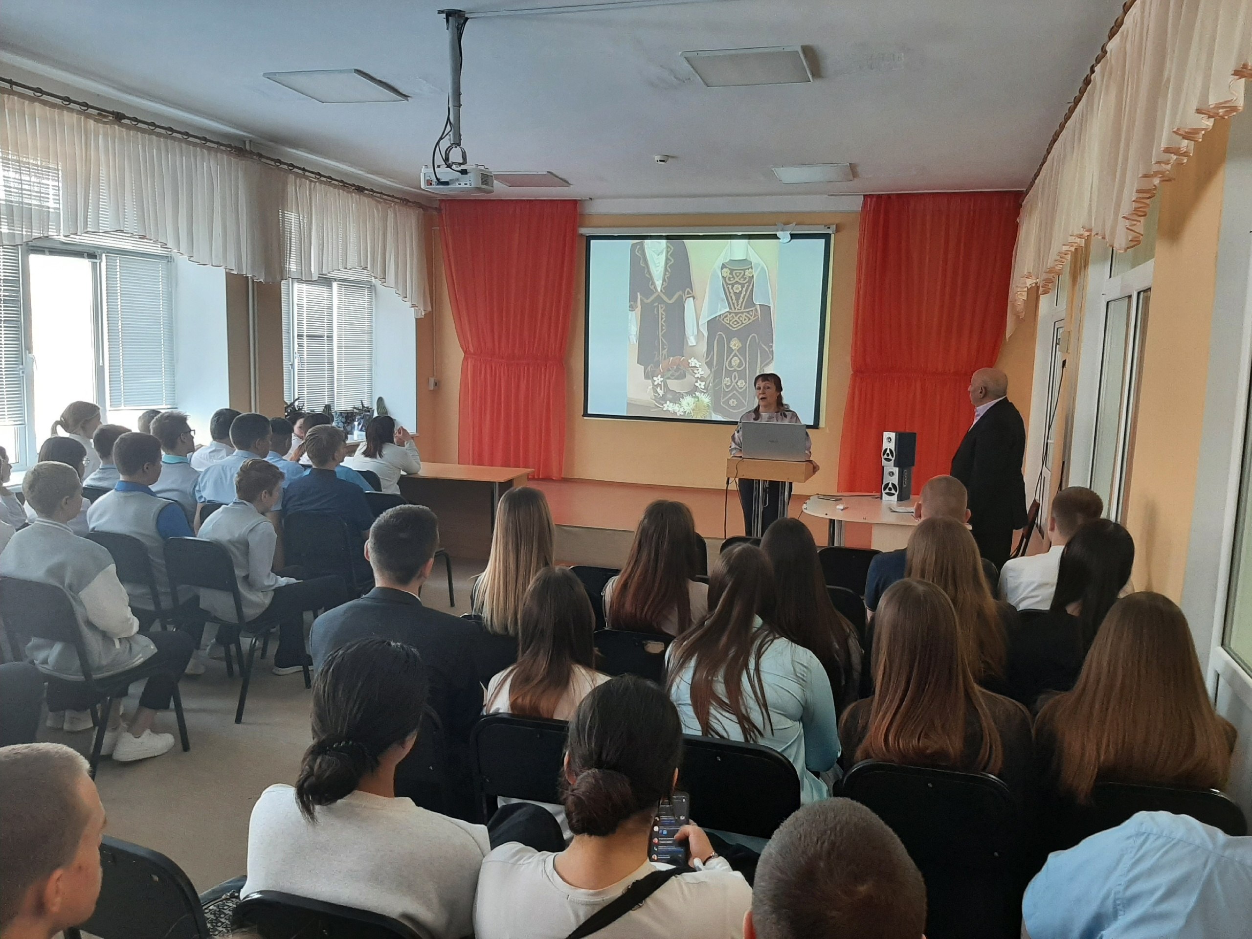 Rusya’daki lise öğrencilerine Ermeni halkının tarihi ve Ermeni Soykırımı anlatıldı