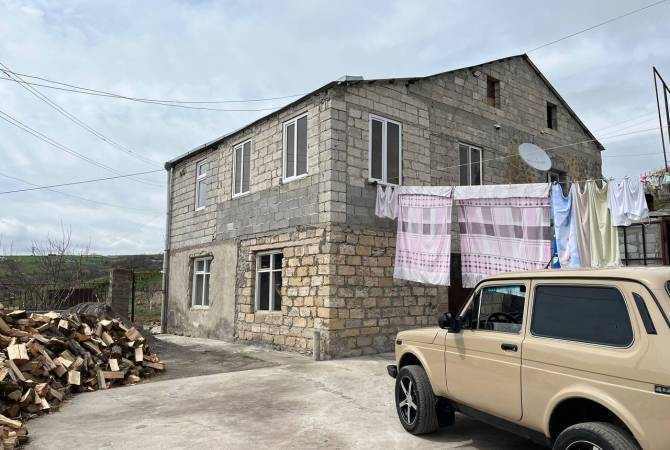 Azerbaycan açtığı ateş sonucu Ermenistan’ın Teğ köyünde yine bir ev hasar gördü (Foto)