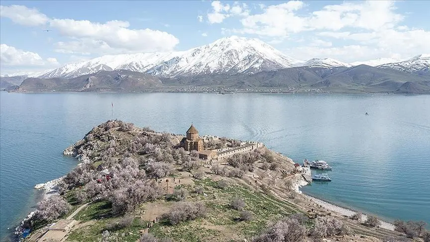Fotoğrafçılık öğrencileri badem ağaçlarının çiçek açtığı Akdamar (Akhtamar-‘Akunq’ web sitesi) Adası’nı görüntüledi