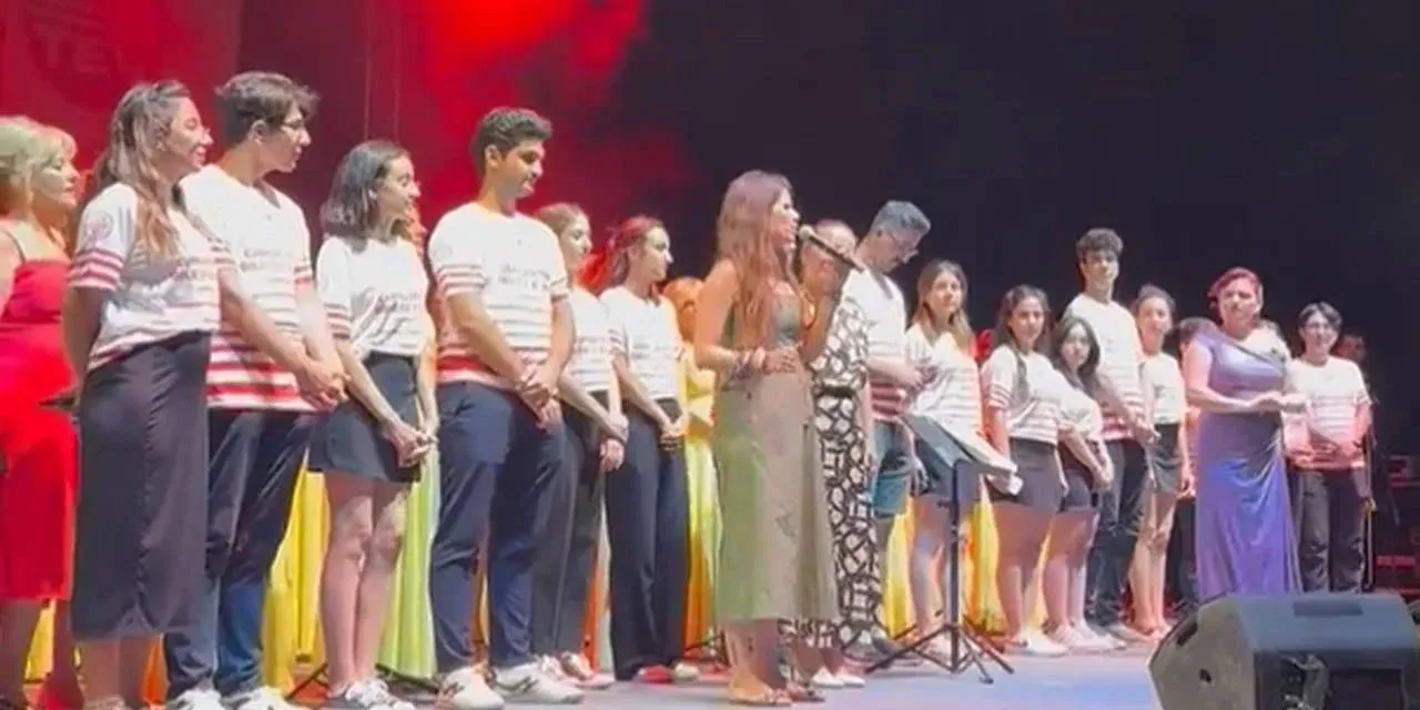 Yunan sanatçının Vandi’nin Çeşme konserinde “bayrak” krizi