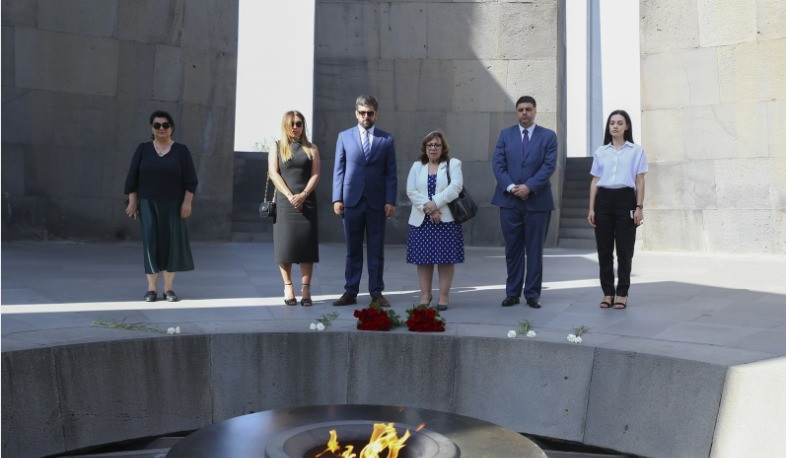 Uruguay Temsilciler Meclisi Başkanı ve Başkan Yardımcısı Ermeni Soykırımı Anıtı’nı ziyaret etti
