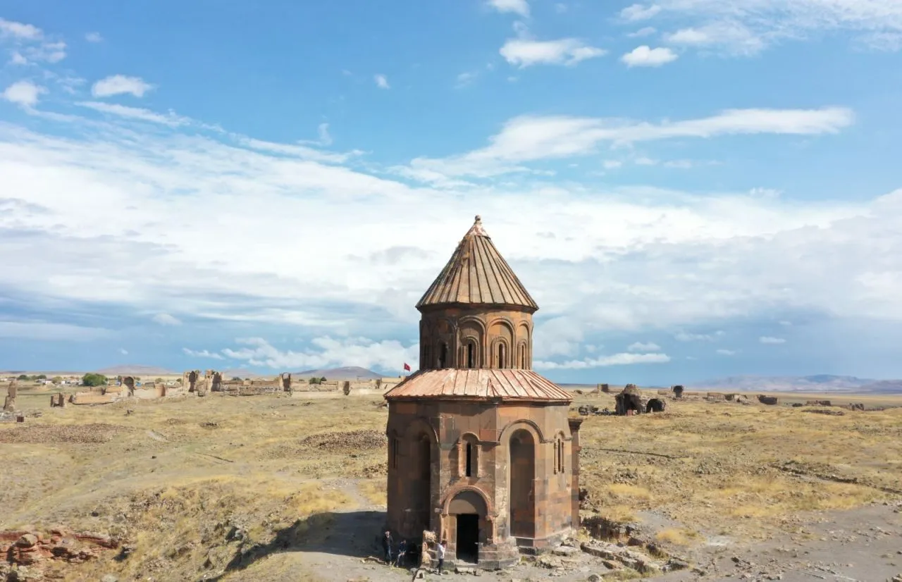 Abughamrents Kilisesi’nin duvarlarındaki yazılar siliniyor