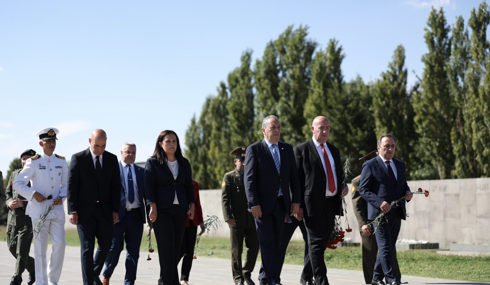 Kıbrıs Savunma Bakanı Ermeni Soykırım Anıt Kompleksi’ni ziyaret etti