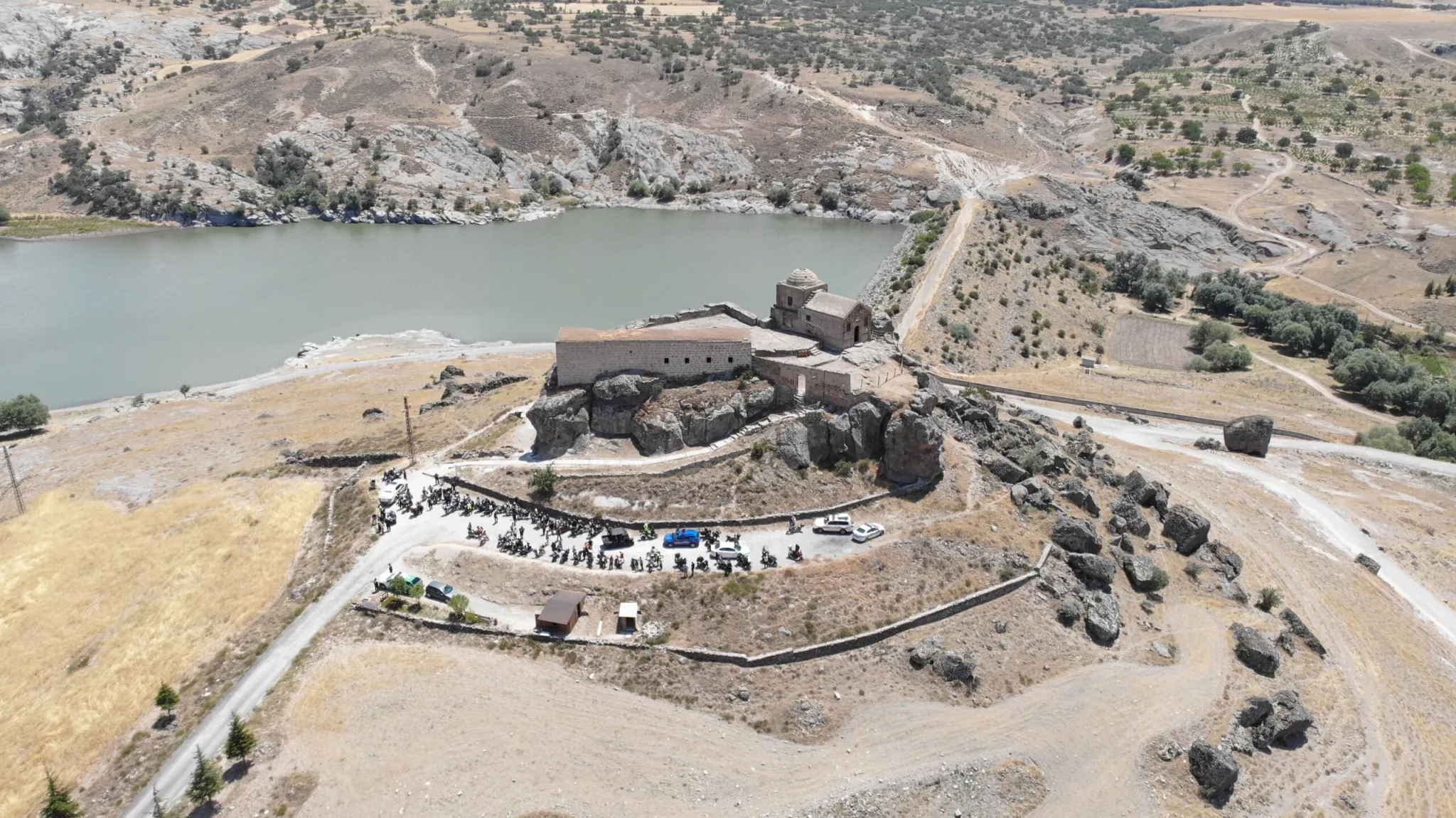 Aksaray’daki kaya üzerine yapılan ‘Yüksek Kilise’ ilgi odağı oldu