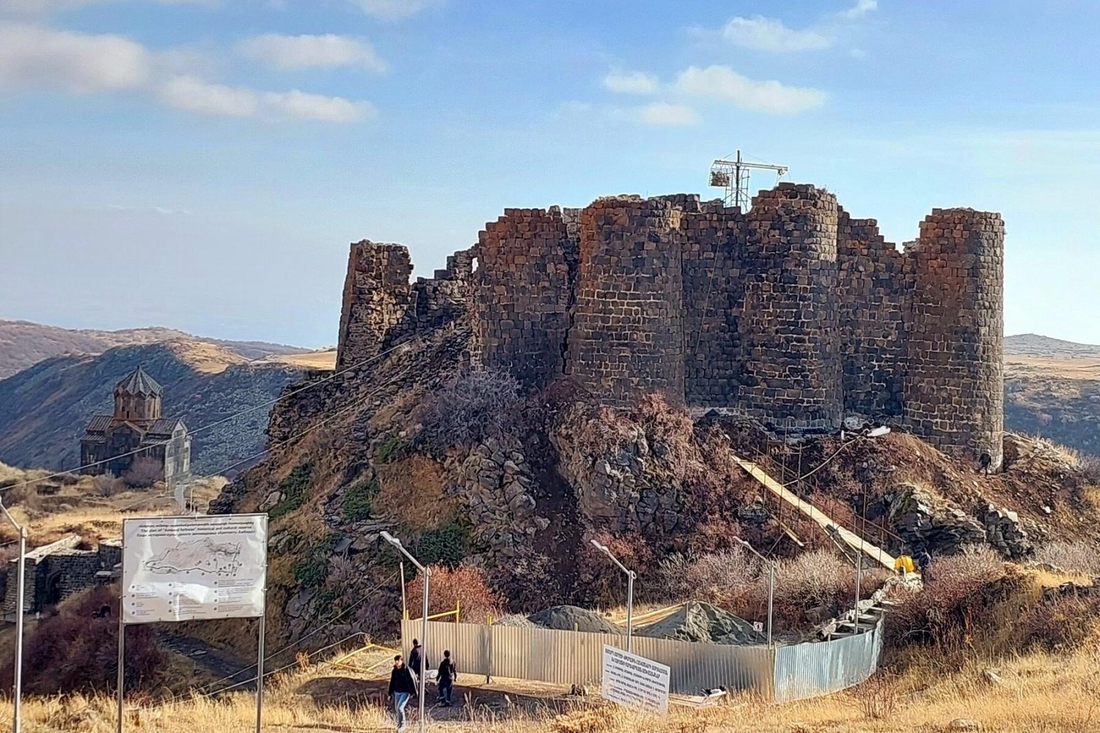 Parpi’nin Tsiranavor Kilisesi ve Amberd Kalesi’nin onarım ve restorasyon çalışmaları devam ediyor