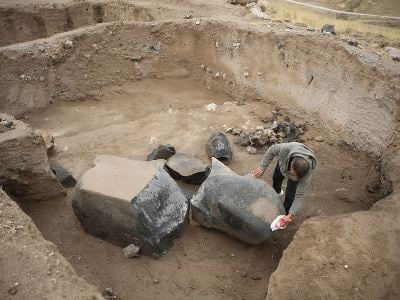 2 metrelik gizemli antik heykel! Bazalttan yapılmış ve bir ton ağırlığında