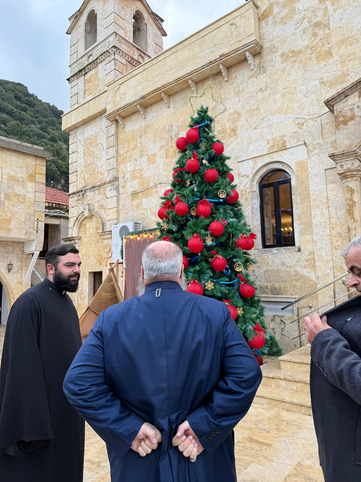 Suriye’de Hristiyanların çoğunlukta yaşadığı kasabada Noel ağacı yakıldı