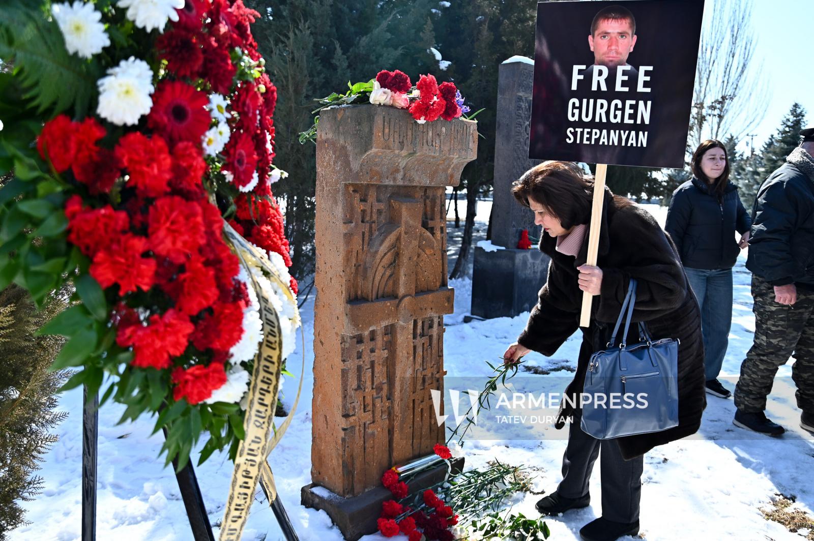 Tsitsernakaberd’de Azerbaycan’ın suçları ve zulmü nedeniyle hayatını kaybeden Ermenilerin anısına saygı duruşu
