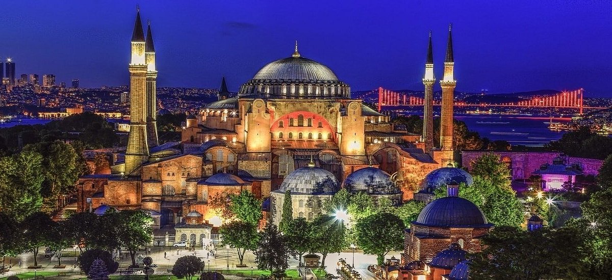 Bakan Ersoy, “Ayasofya Fotoğrafları” kitabının tanıtım programı ve sergisinin açılışına katıldı
