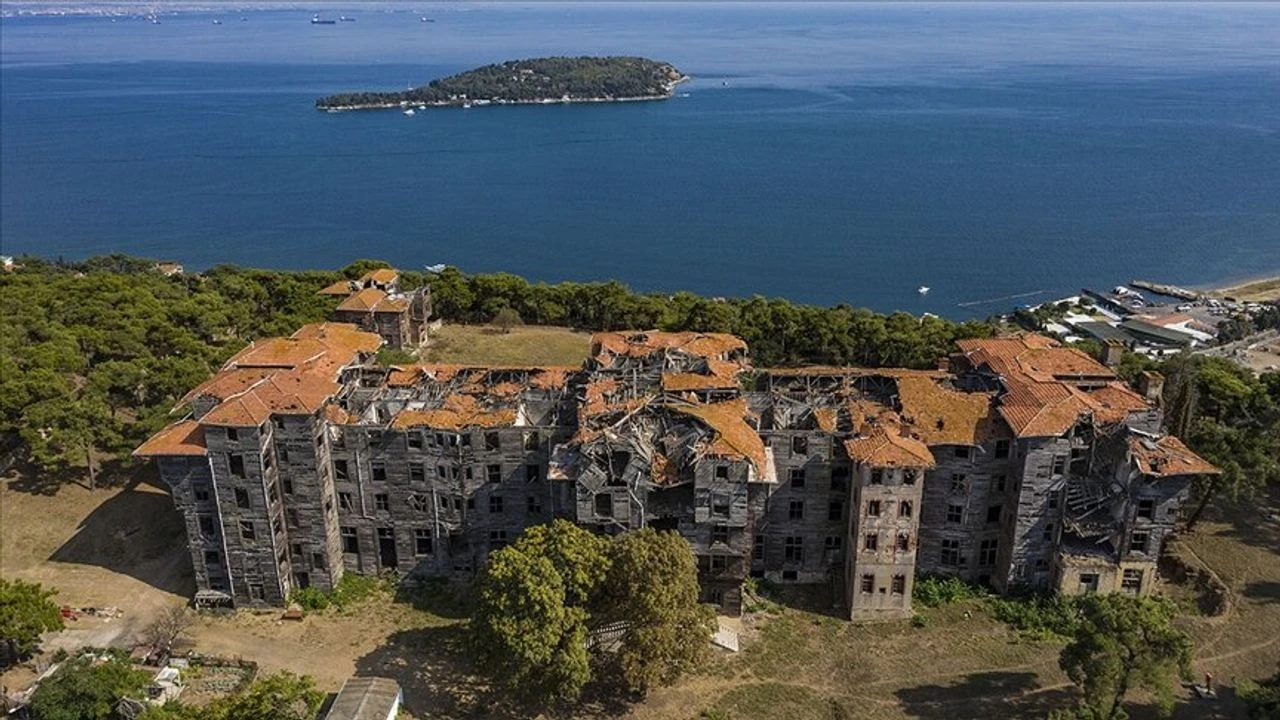 61 yıldır kapalı olan Büyükada Rum Ortodoks Yetimhanesi otele mi dönüşüyor?