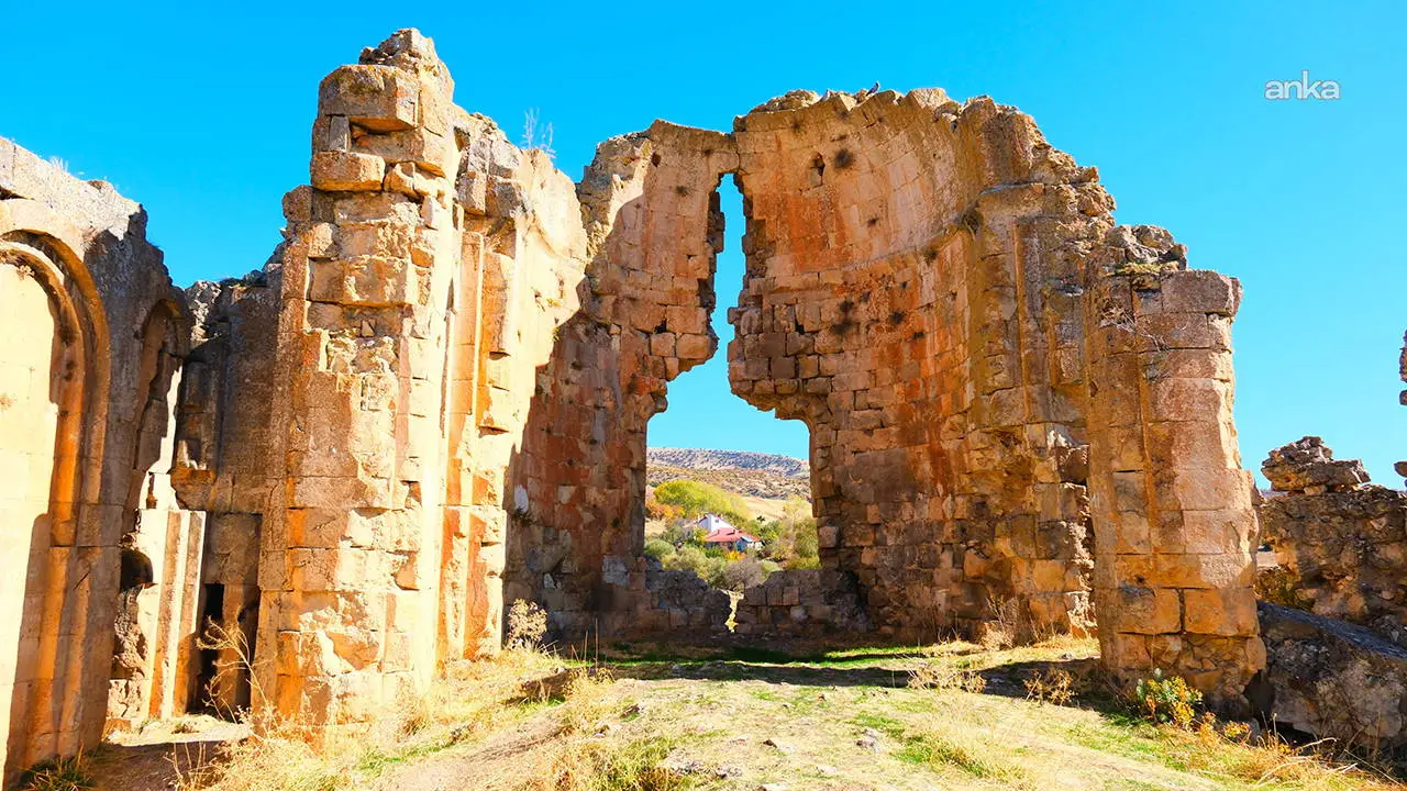 Tarihi Ergen Kilisesi bakımsızlık ve kaçak kazılara teslim oldu: Köylülerden ‘restorasyon’ çağrısı!