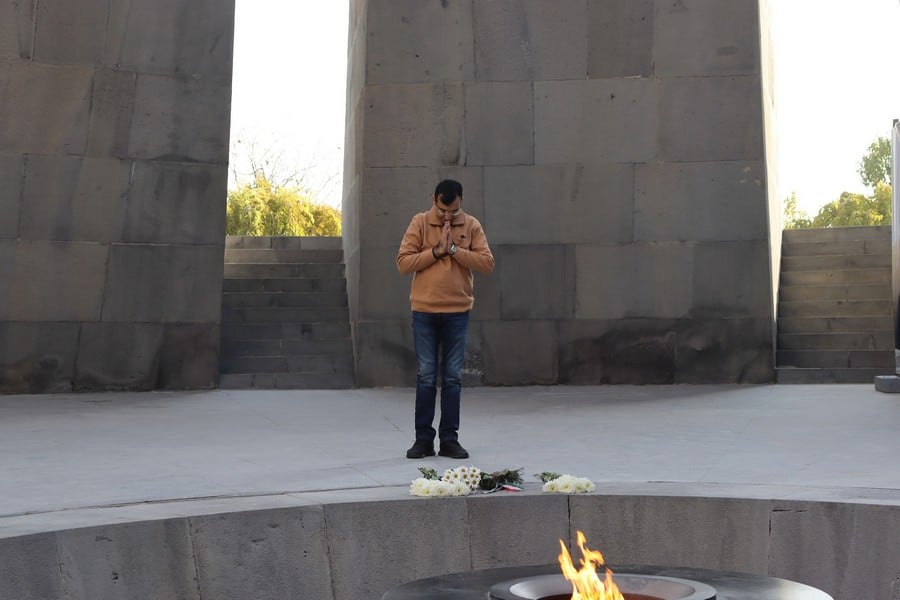 Hindistan Savunma Bakanlığı Sekreteri’nden Ermeni Soykırımı Anıtı’na ziyaret