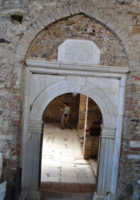 Tarihi kilise ‘karatahta’ oldu