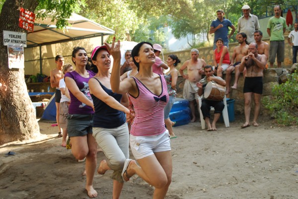 Ermeni şarkısı ve dansı gürledi Munzur kıyısında