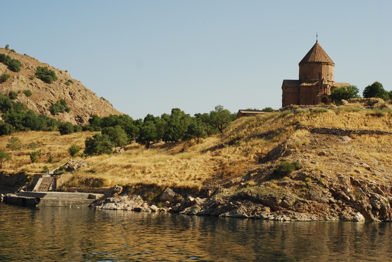 Akdamar Kilisesi’nin kubbesi çatladı