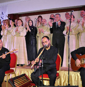 Arınç çifti koroda şarkı söyledi