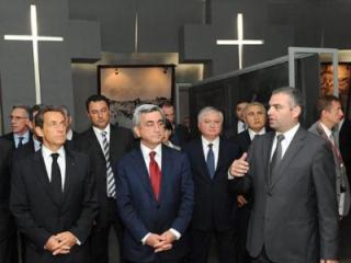 Sarkozy: Türkiye, aydınlık sayfalarına olduğu gibi gölgeli sayfalarına da direk bakabilecek durumda olmalı