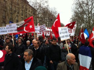 Türk devletinin ırkçı inkarı Paris sokaklarında