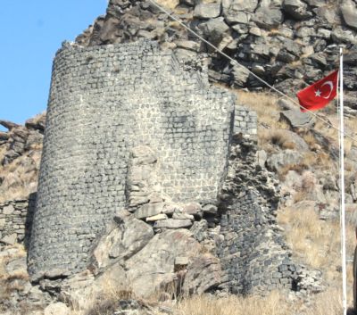 Kars Kalesi’nin Dış Surları Yıkılıyor