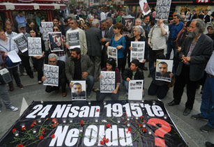 Soykırım kurbanları için karanfiller bıraktılar