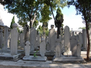 87 Hıristiyan yaşadı, Müslüman gibi gömüldü