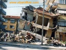 Ağır Hasarlı Bina Fırının Üzerine Devrildi: 5 İşçi Yaralandı