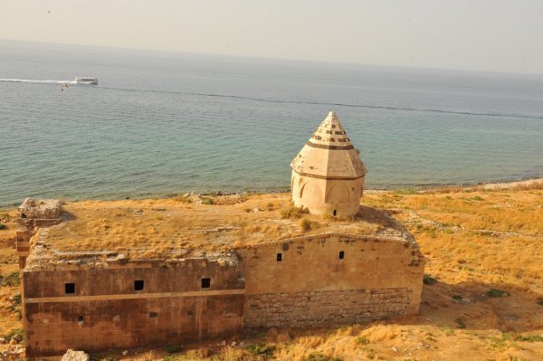 Çarpanak Adası’nda bulunan 1915 yılına kadar ibadete açık olan Çarpanak Kilisesi’ni restore etmeye hazırlanıyor.