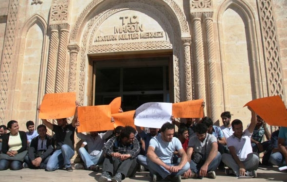 Kürtçe öğretmen adaylarından oturma eylemi
