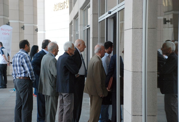 Üç Horan yönetimi seçime direniyor