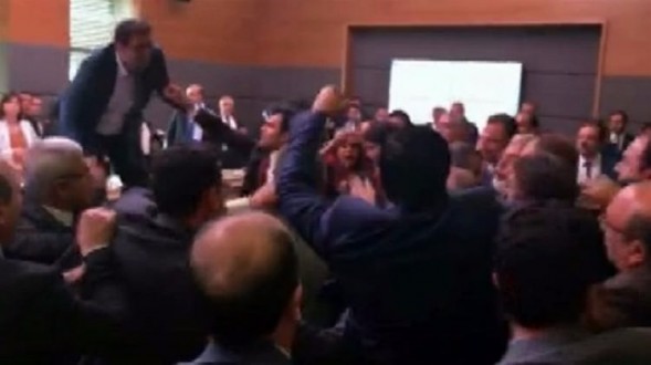 TBMM Anayasa Komisyonu’nda yine tekmeli yumruklu kavga