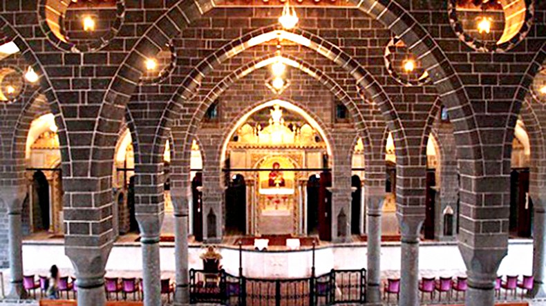 Diyarbakır’da kiliselerin, Türkiye yöneticileri tarafından zaptedildiği için Hristiyan cemaatinin hoşnutsuzluğu artıyor.