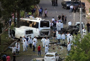 Diyarbakır’da polise bombalı saldırı