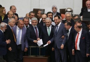 Referandum yok, dokunulmazlıklar kalkıyor