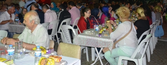 Ermeni Kilisesi bahçesinde sahur programı