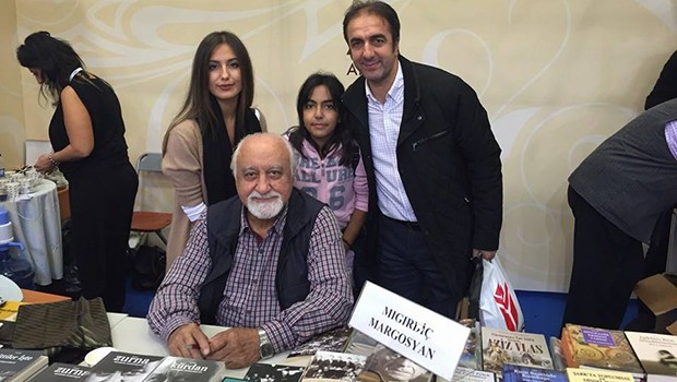 Ermeni yazarla fotoğrafı hakimin başına dert açtı