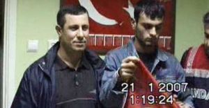 Ogün Samast’la bayraklı fotoğraf çektiren iki polis, FETÖ’den açığa alındı