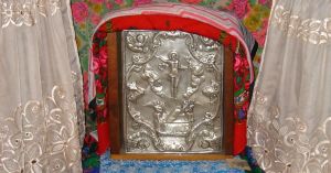 Eski el yazıları müzesi Matenadaran’ın uzmanları, Ahıska’daki Ermeni İncili onardı