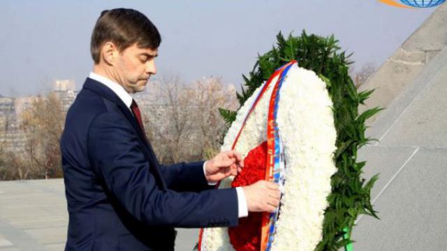 Rusya Devlet Duması’nın heyeti, Ermeni Soykırımı Anıt Kompleksini ziyaret etti