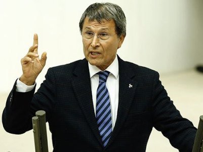 Ümit Özdağ’a ve Yusuf Halaçoğlu’na saldırı