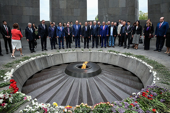 Sankt Petersburg Valisi Soykırım Anıtını ziyaret etti