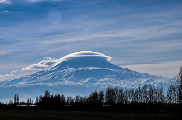 Ağrı dağı (Ararat-‘Akunq’ web sayfası) ‘şapka’ taktı