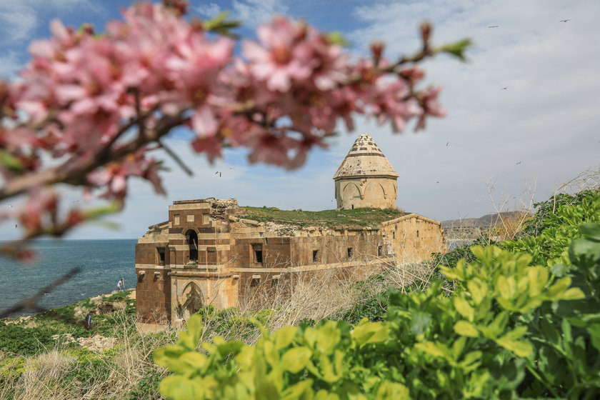 Van Gölü’nün el değmemiş güzelliği “Çarpanak Adası”
