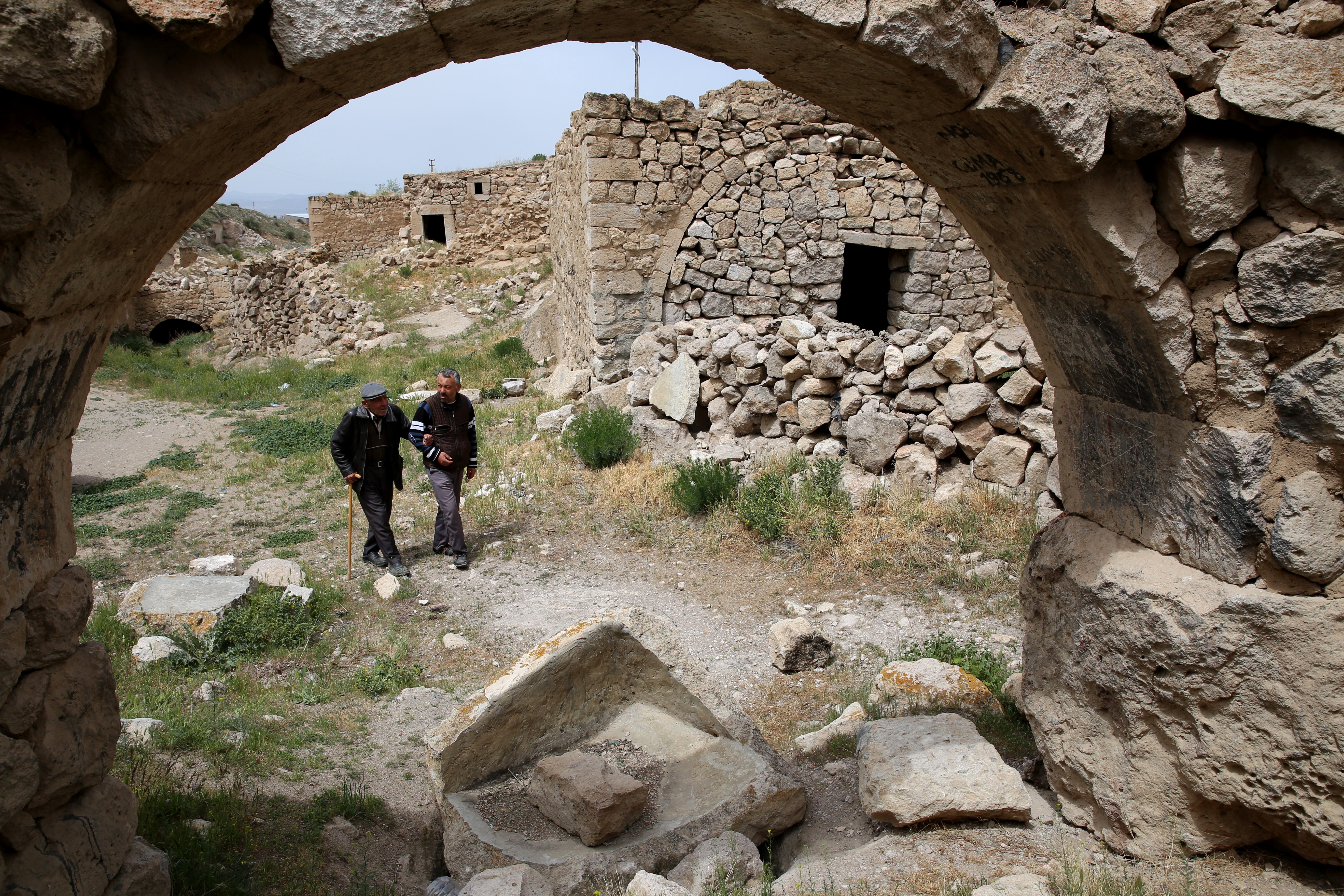 Hayalet köyün gönüllü bekçileri