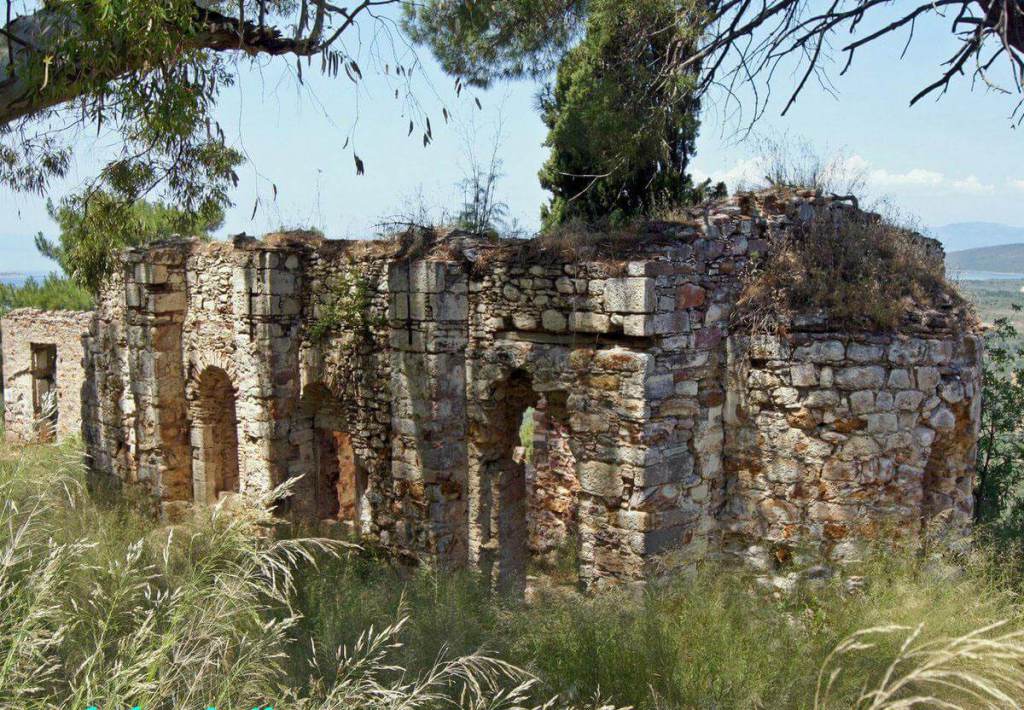 Defineci terörü! Tarihi manastırı delik deşik ettiler