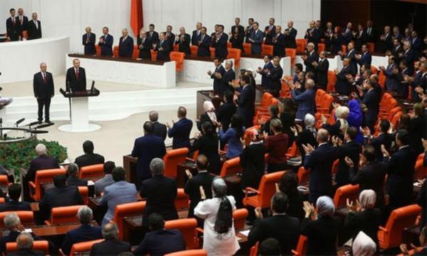 CHP’li vekiller Erdoğan’ın yemininde ayağa kalkmadı